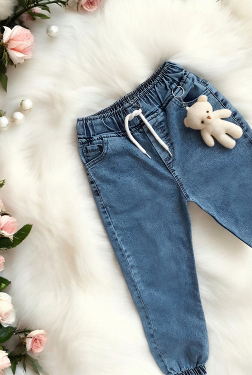 نمای نزدیک شلوار لی ترک دخترانه با طراحی راحت و سبک مناسب چهار فصل