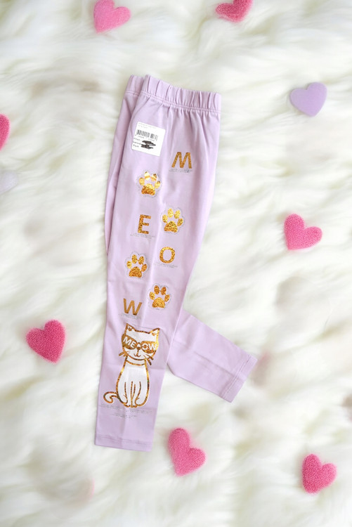 نمای بغل از لگ یاسی بچگانه با چاپ براق گربه