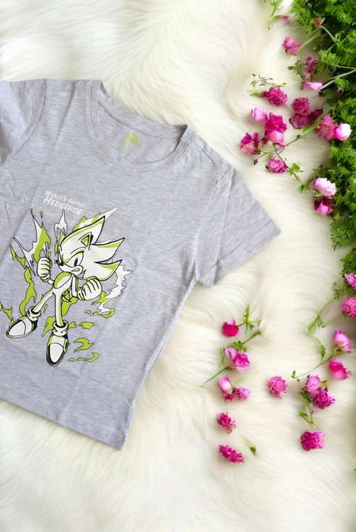 تیشرت پسرانه طرح سونیک شبتاب رنگ طوسی روشن، پارچه پنبهای ترک