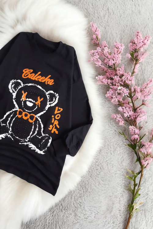 نمای نزدیک از پارچه دورس مشکی زنانه با طرح خرس – جنس گرم و لطیف