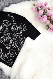 نمای بغل از تیشرت مشکی زنانه راحت، چاپ خرسی با طراحی لانگ