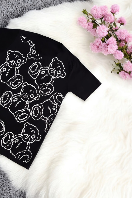 نمای بغل از تیشرت مشکی زنانه راحت، چاپ خرسی با طراحی لانگ