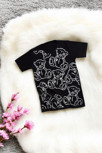 تیشرت زنانه مشکی با چاپ خرسی، نمای جلو، مدل لش و راحت