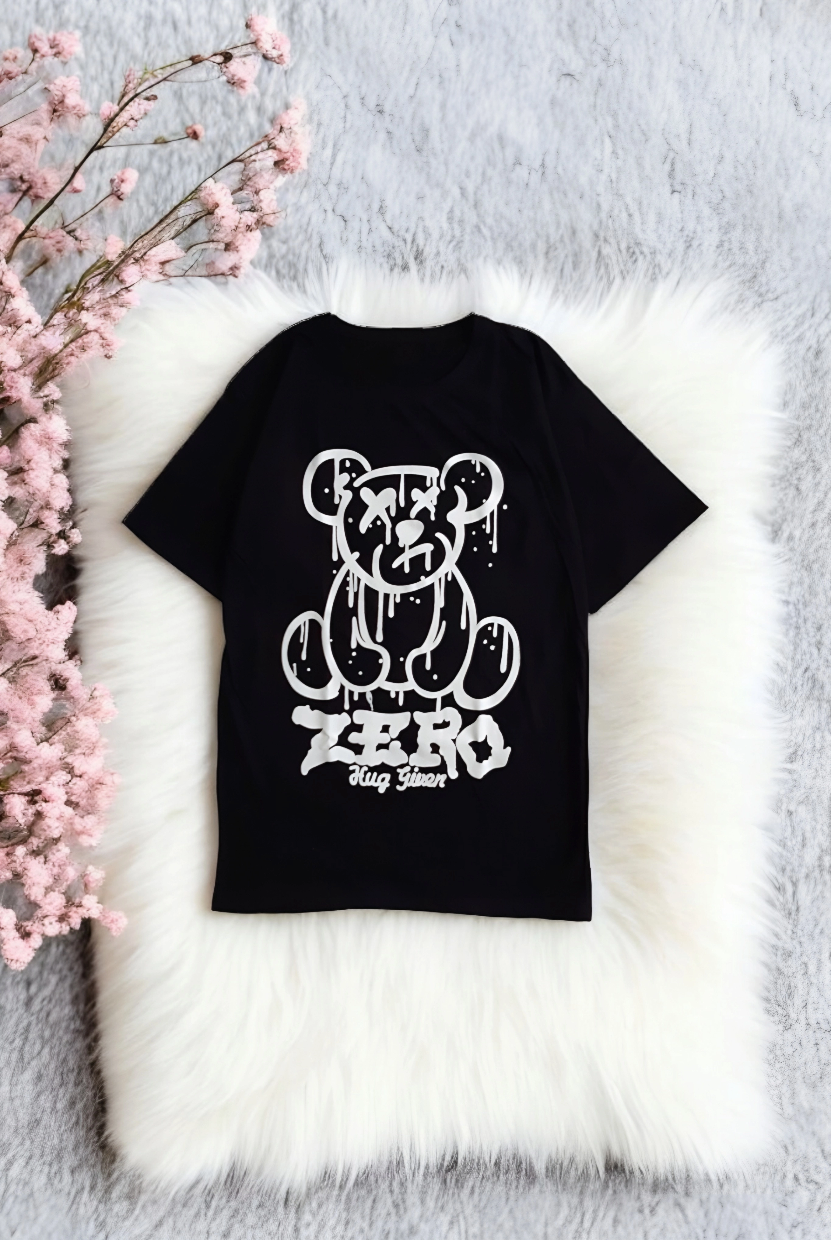 نمای جلو تیشرت زنانه مشکی مدل لش با طرح خرس چاپی، آستین کوتاه و فریسایز