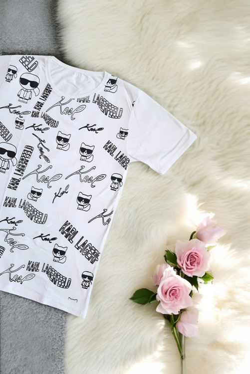 نمای نزدیک از چاپ گربه روی تیشرت نخی زنانه سفید