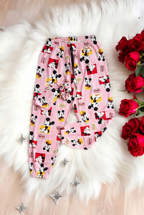 شلوار صورتی راحتی زنانه با طرح میکی موس برند M.H.A نمای جلوشلوار صورتی راحتی زنانه با طرح میکی موس برند M.H.A نمای جلو