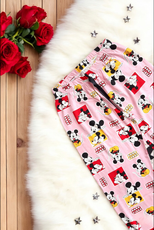 شلوار صورتی راحتی زنانه میکی موس برند M.H.A نمای نزدیک