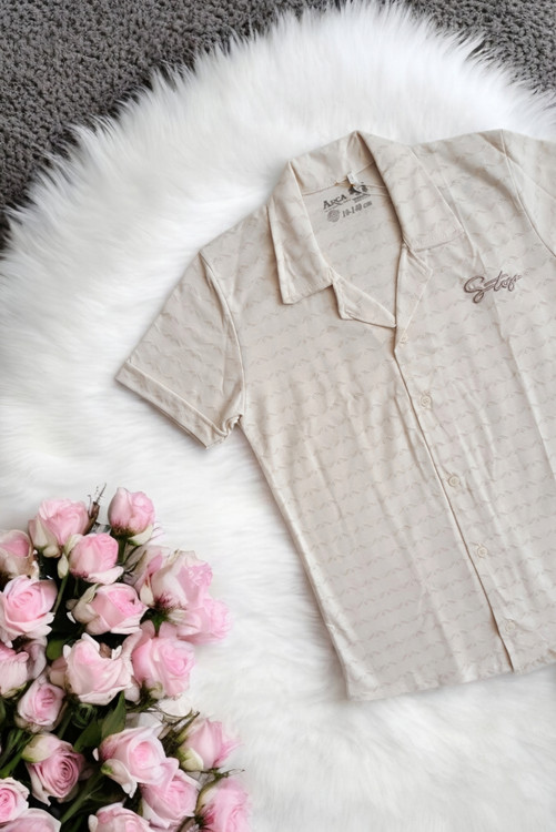 نمای نزدیک از پیراهن پسرانه کرم Arca با پارچه لطیف