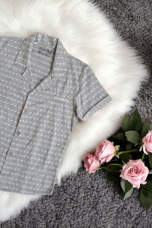 نمای نزدیک از طرح پارچه پیراهن بچگانه شیک Arca