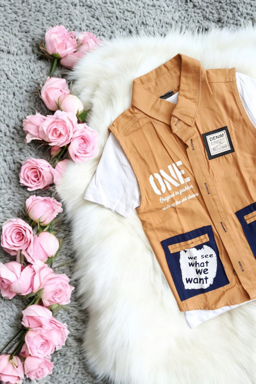 نمای نزدیک جلیقه کرم و تیشرت سفید ست پسرانه ترک مجلسی