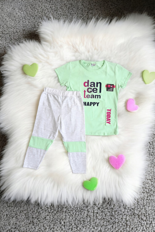 ست تیشرت سبز و شلوارک طوسی روشن مناسب بازی و ورزش