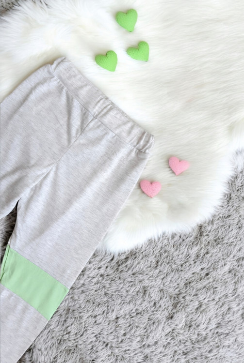 شلوارک راحت بچگانه طوسی با نوار سبز مناسب فعالیتهای تابستانی