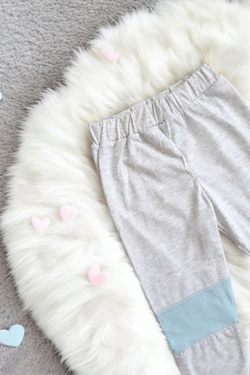 شلوارک پسرانه طوسی روشن با نوار آبی، راحت و خنک مناسب تابستان