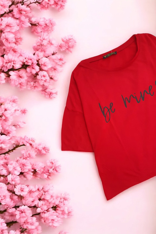 نمای بغل تیشرت قرمز Sinaan با مدل کراپ و لش