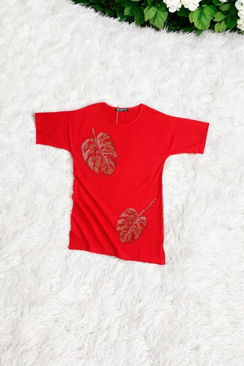 نمای نزدیک از تیشرت زنانه قرمز نگیندار اصل ترک