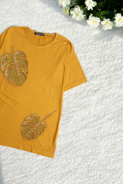 نمای نزدیک تیشرت زنانه رنگ خردلی با آستین کوتاه