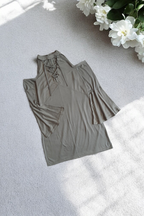 شومیز زنانه آستین کلوش سبز تیره با سرشانه باز و یقه گرد مناسب مجالس و استفاده روزمره