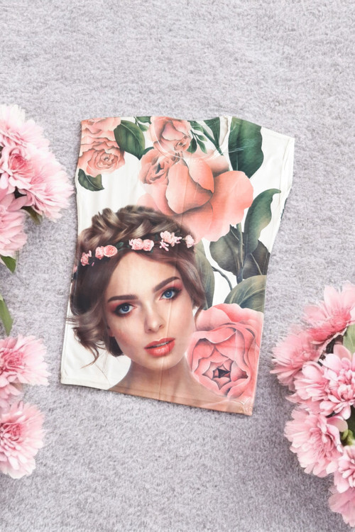 تاپ زنانه سفید چاپی با طرح صورت دختر و گل های گلبهی