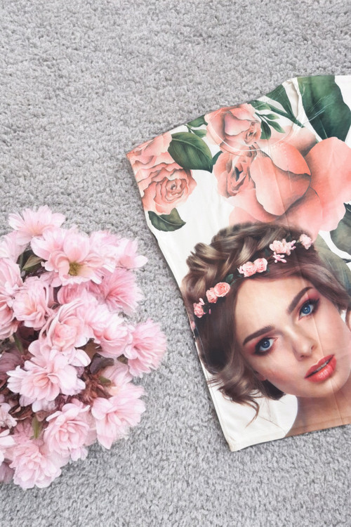 نمای جلو تاپ چاپی زنانه سفید با گل های گلبهی