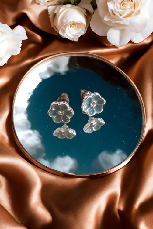 گوشواره میخی سبز روشن با طراحی گل فانتزی