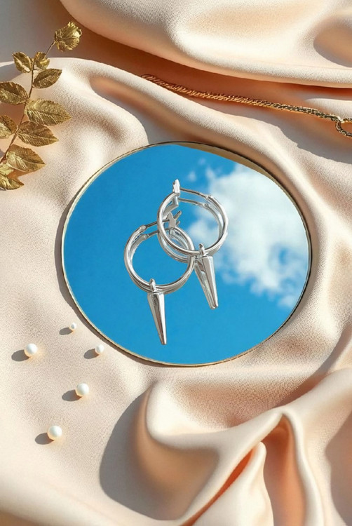 گوشواره نقرهای حلقهای با آویز خاص و مینیمال