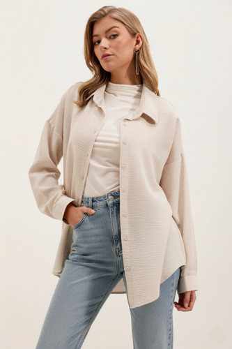 شومیز زنانه لینن ترک برند Capture رنگ کرم – نمای روبرو روی مانکن