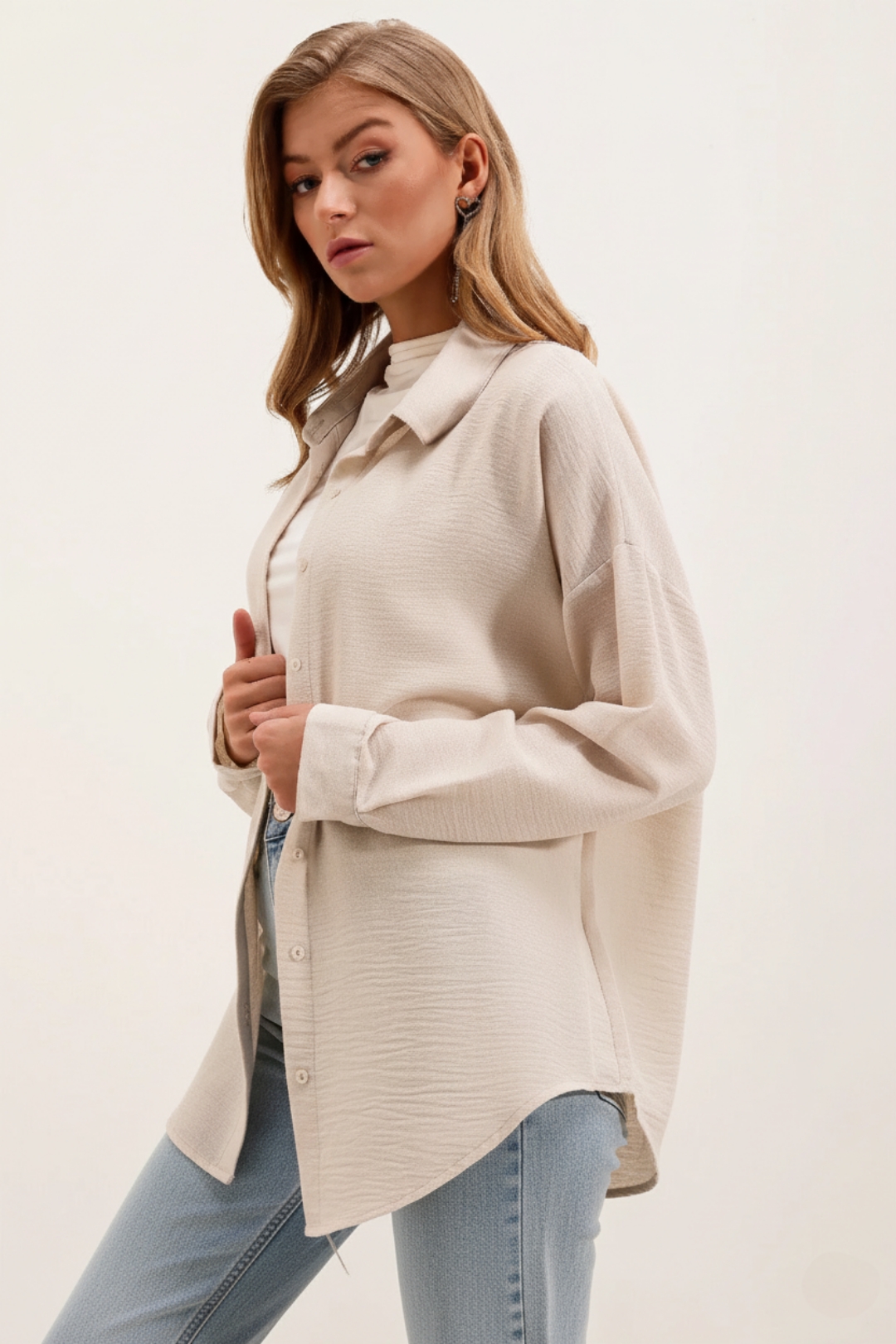 شومیز کرم زنانه برند Capture – نمای بغل لباس با پارچه کتان خنک