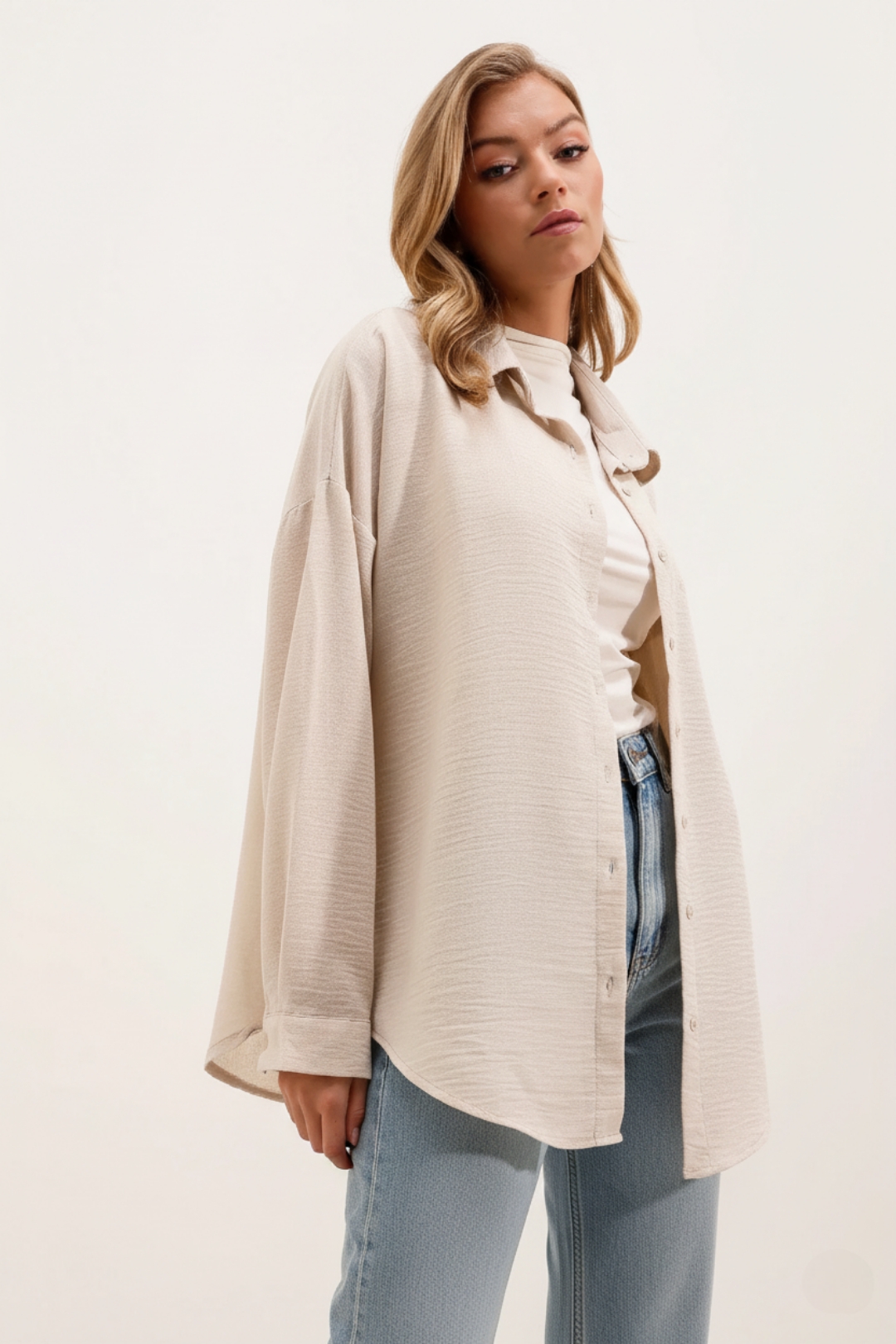 شومیز کرم زنانه برند Capture – نمای بغل لباس با پارچه کتان خنک